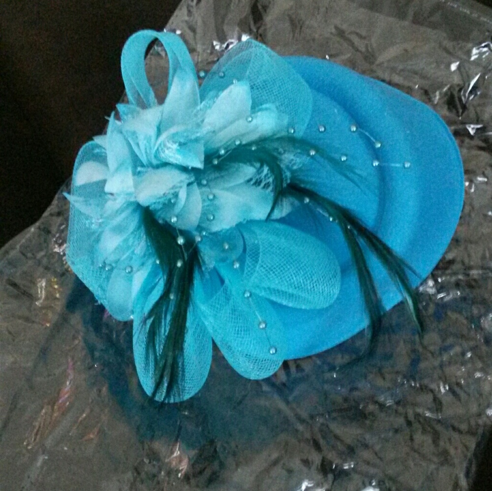 Clip on mini hat